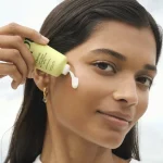 محافظ صورت درخشان کننده روزانه اوپتیمالز با SPF50 - Image 4