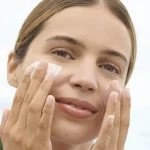 محافظ صورت درخشان کننده روزانه اوپتیمالز با SPF50 - Image 5