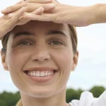 محافظ صورت درخشان کننده روزانه اوپتیمالز با SPF50 - Image 6